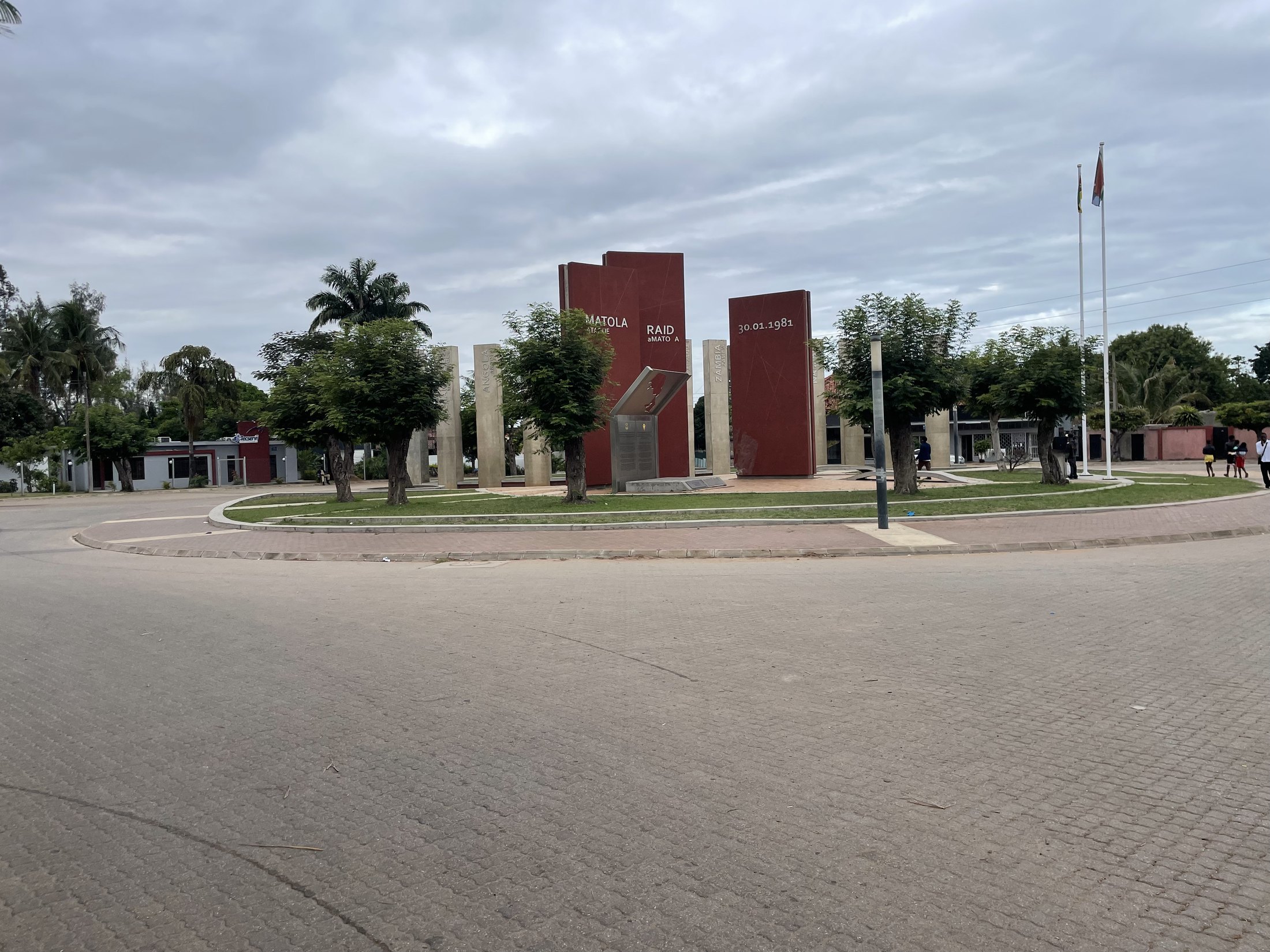 Vista ampla do Monumento e Centro de Interpretação da Matola