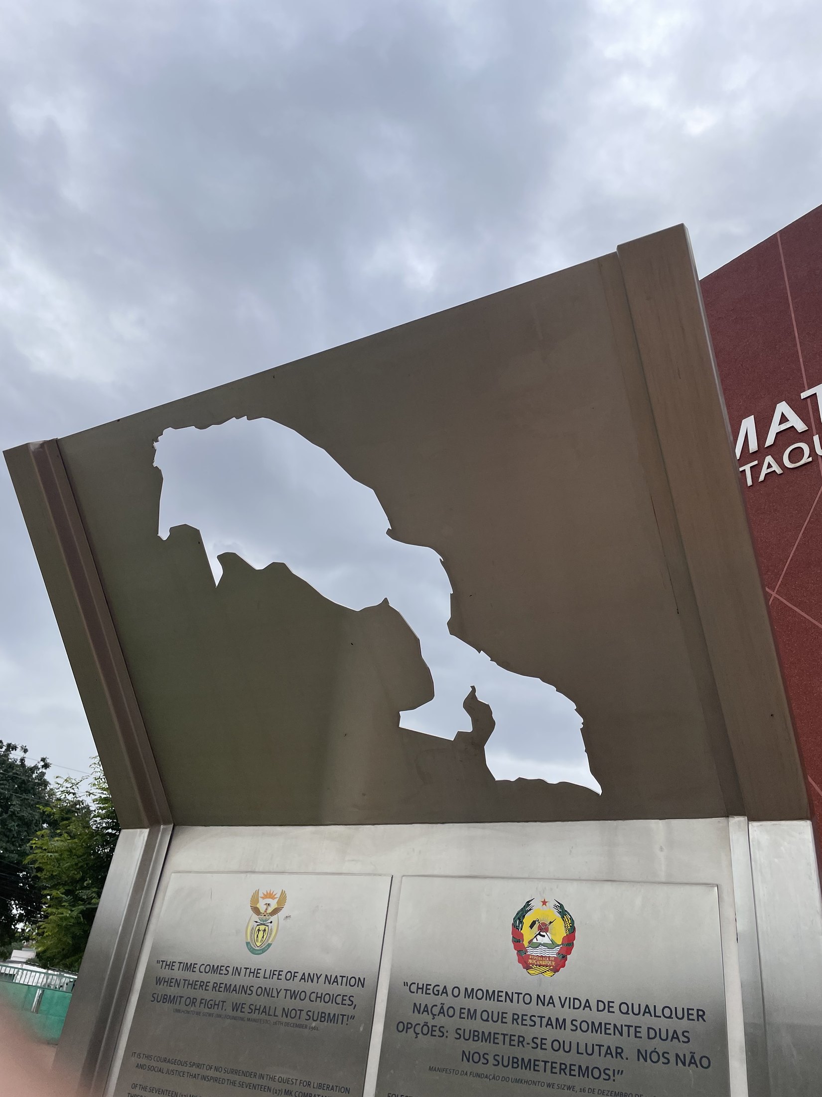 Estrutura metálica recortada em forma do continente africano